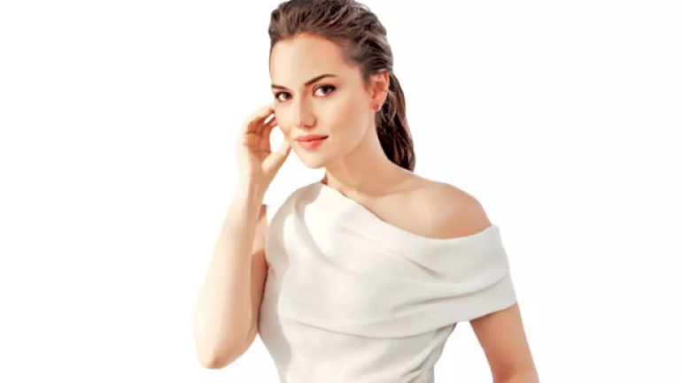 Fahriye Evcen evde senaryo okuyor