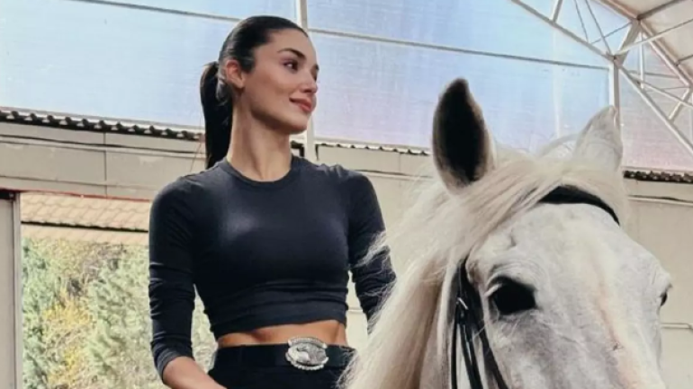 Hande Erçel’den at üzerinde poz