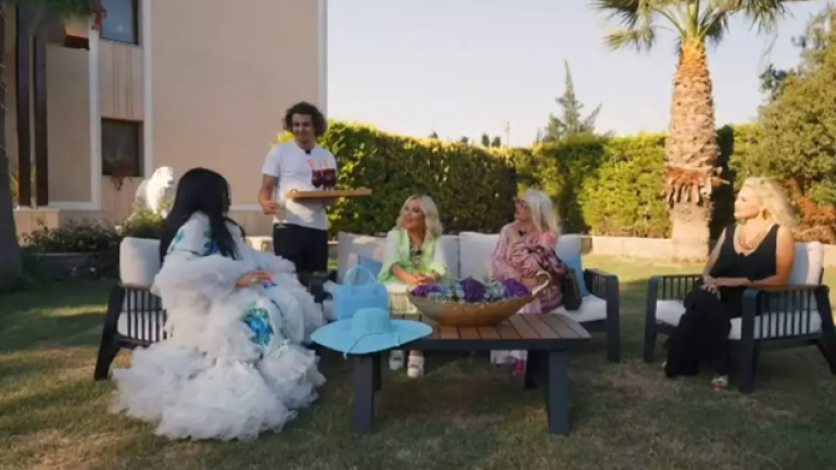 Bülent Ersoy’un garsona ‘Çirkinsin’ demesi şoke etti!