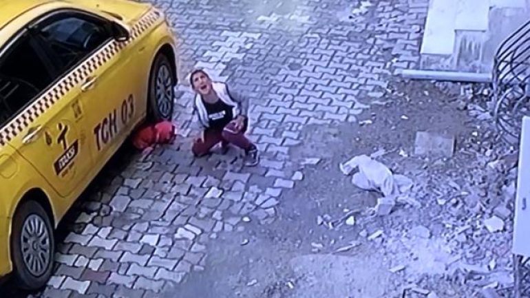 Ticari taksi 4 yaşındaki çocuğun üstünden geçti! Abisi fenalık geçirdi