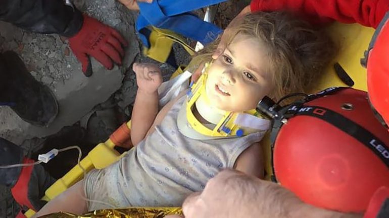 Rıza Bey Apartmanı’nda mucize! 4 yaşındaki Ayla 91 saat sonra canlı çıkarıldı