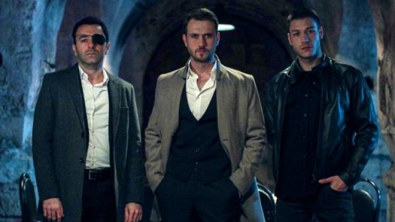 Yeni bölümde büyük sürpriz!  Futbol yorumcusu Sinan Engin Çukur’da