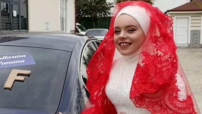 Damadın arabaya yazdırdığı yazı gelini şaşkına çevirdi