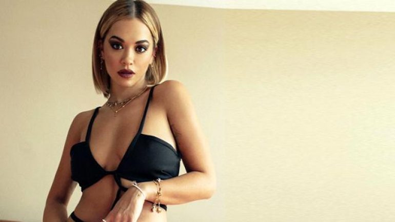 Rita Ora, göğüs dekolteli paylaşımıyla sosyal medyayı salladı