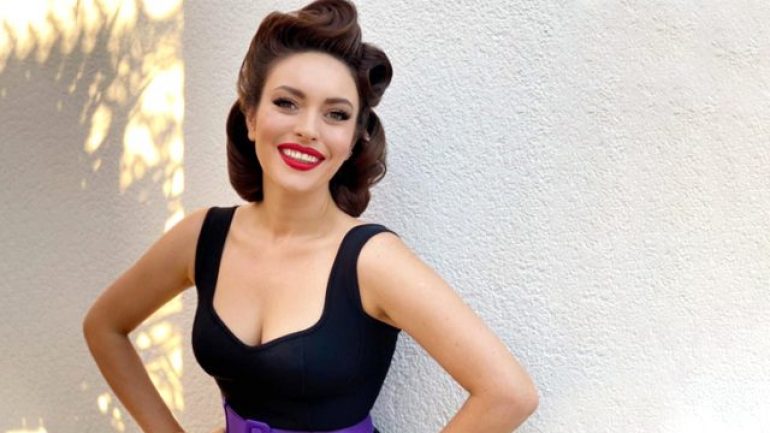 Ezgi Mola ve takipçisi arasında güldüren diyalog: Sayende dayak yemektan kurtulacağım