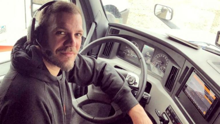 Tolga Karel’den takipçine tokat gibi cevap: Maaşım senin sülalene burs verir