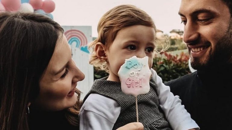 Futbolcu Hakan Çalhanoğlu, bebeğinin cinsiyetini açıkladı