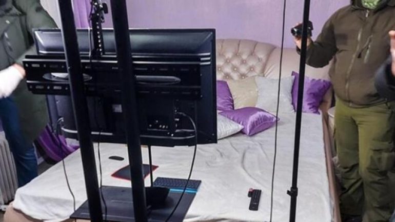 Cinsel içerikli film stüdyosuna baskın! Günde 16 saat çalıştırılıyorlar