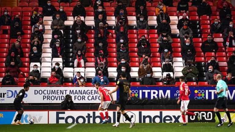 İngiltere’de taraftarlar 9 ay sonra tribünlerde