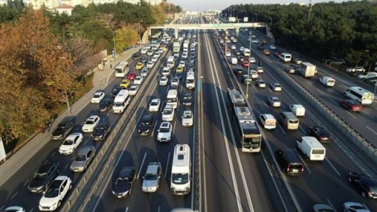 Kısıtlamaya saatler kala İstanbul’da trafik kilitlendi