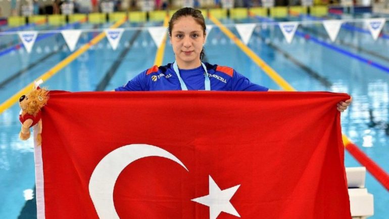Milli yüzücü Merve Tuncel’den dünya rekoru