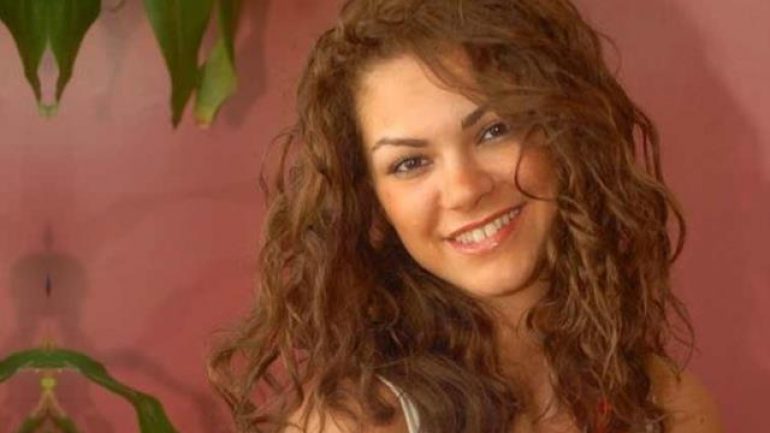 Şarkıcı Nez saçlarını kazıttı