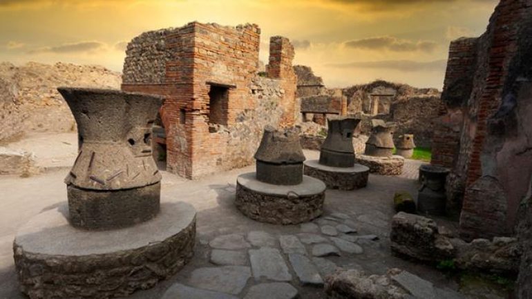 Çaldığı tarihi eserler lanetli çıkan turist, eserlerin geri alınmaları için görevlilere yalvardı