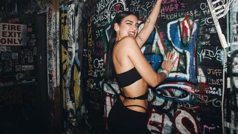 Dua Lipa’nın olay kıyafeti! Takipçilerini ikiye böldü