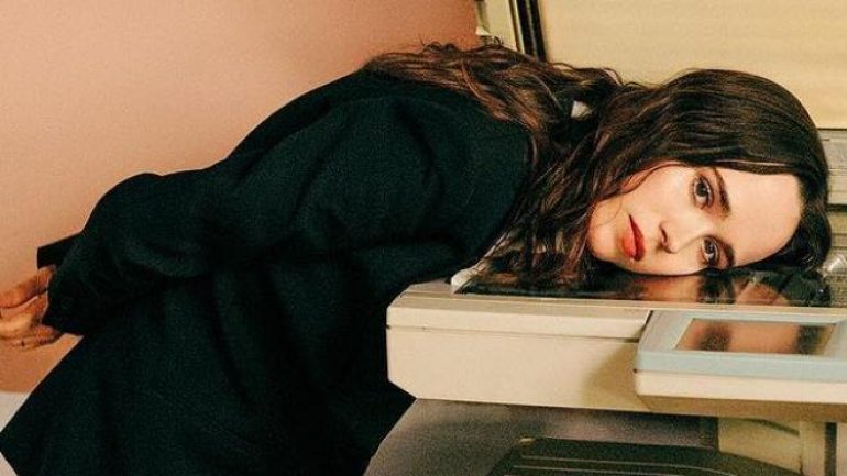 Ünlü oyuncu önce erkek oldu, şimdi de boşanma davası açtı