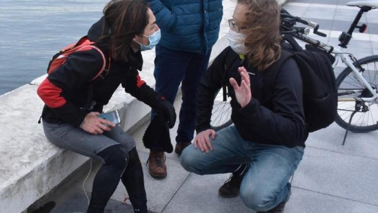 Sokak köpeklerinin saldırısına uğradı! Çareyi buz gibi denize atlamakta buldu