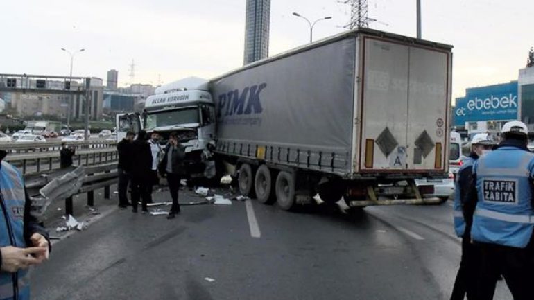 Kontrolden çıkan tır metrobüs bariyerlerine çarptı