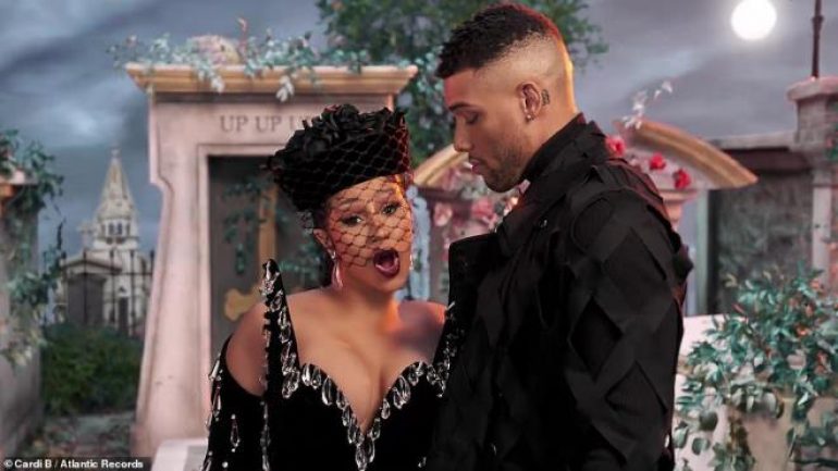 Cardi B’den çılgın klip! Üzerinde yalnızca streç film var