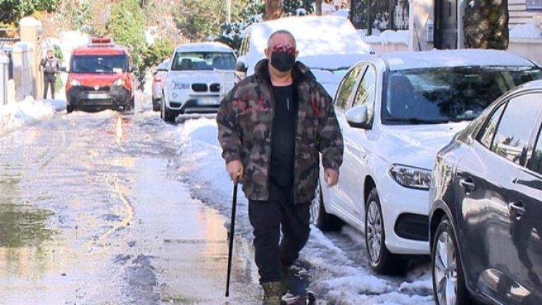 Ünlü komedyenden karlı zemine karşı bastonlu önlem