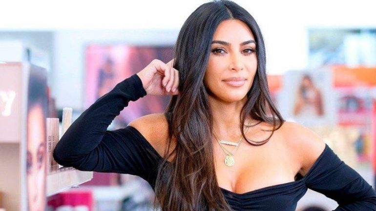 Kim Kardashian boşanma partisi için ada bakıyor