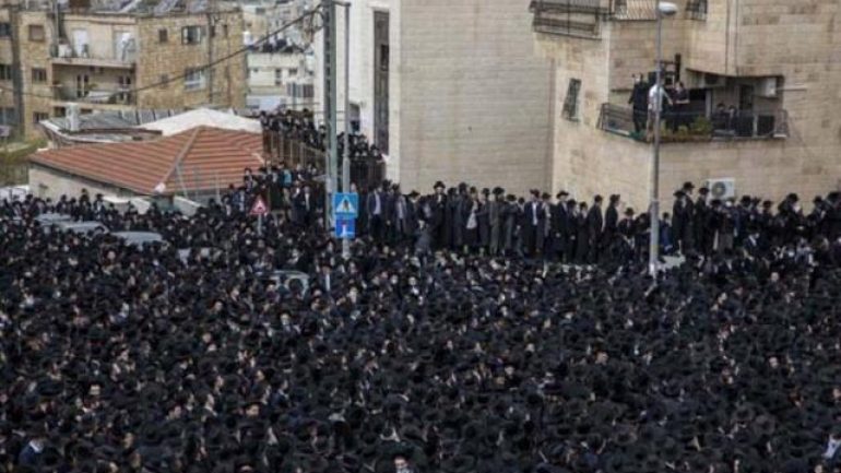 Koronadan ölen hahamın cenaze törenine binlerce kişi katıldı