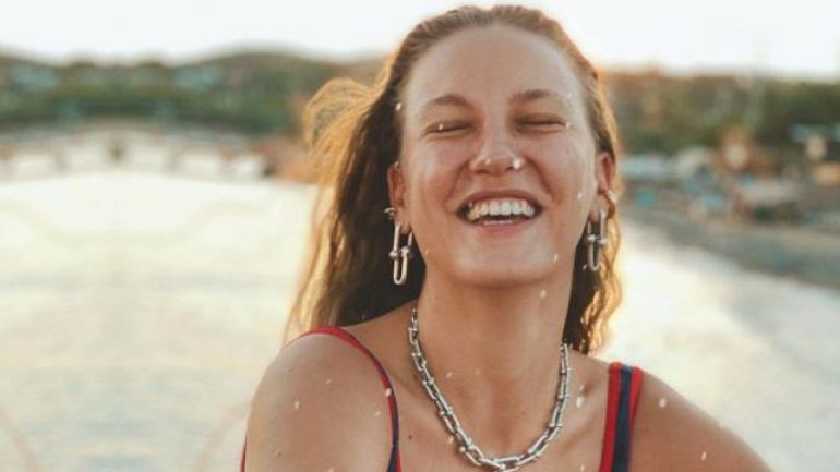 Serenay Sarıkaya’dan sahil pozları!