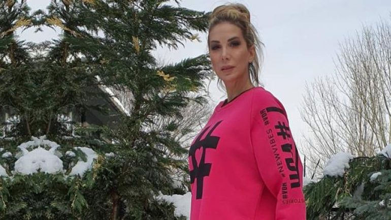 Tuğba Özerk, kar üstünde yarı çıplak poz verdi