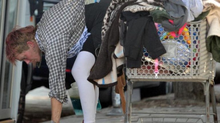 Çöpleri karıştırarak yaşayan ünlü model, onu bu hale getirenlere öfke kustu