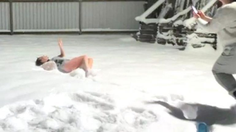 Sunucu Nursel Ergin mayoyla kara atladı!