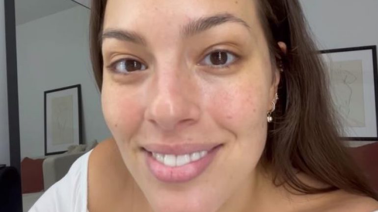 Ashley Graham çırılçıplak karnını doyurdu