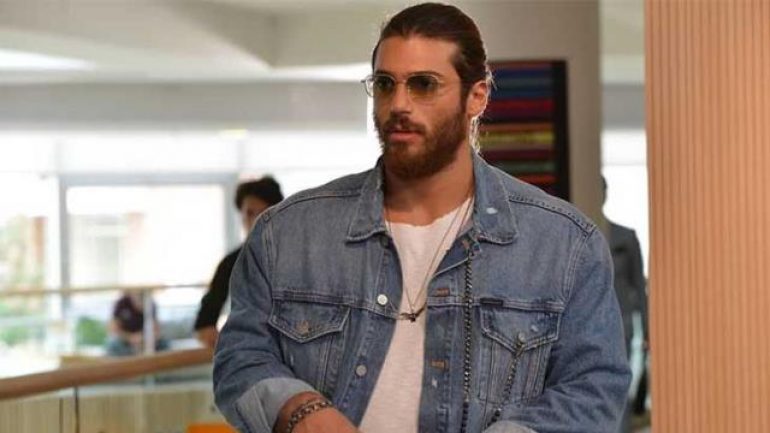 Can Yaman sevgilisinin annesi ile tanıştı