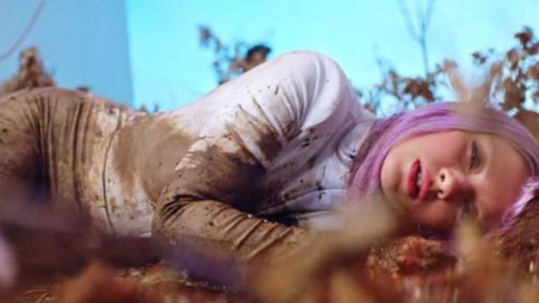 Ece Seçkin çamurun içinde solucanlarla klip çekti