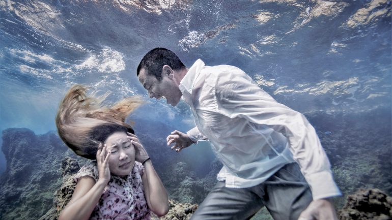 Su altında farkındalık,  kadına şiddet!