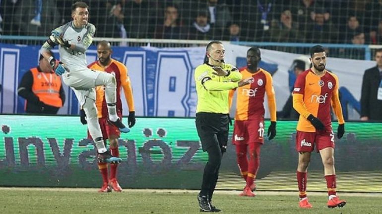 Mustafa Cengiz’in açıklamalarından sonra Galatasaraylı futbolcular kazan kaldırdı