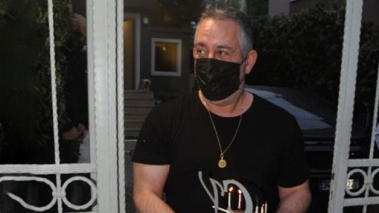 Cem Yılmaz’a muhabirlerden sürpriz doğum günü