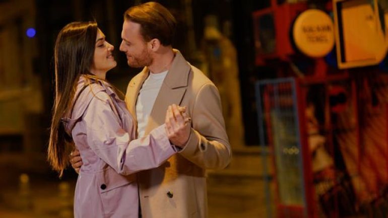 Hande Erçel ve Kerem Bürsin aşklarını ilan etti