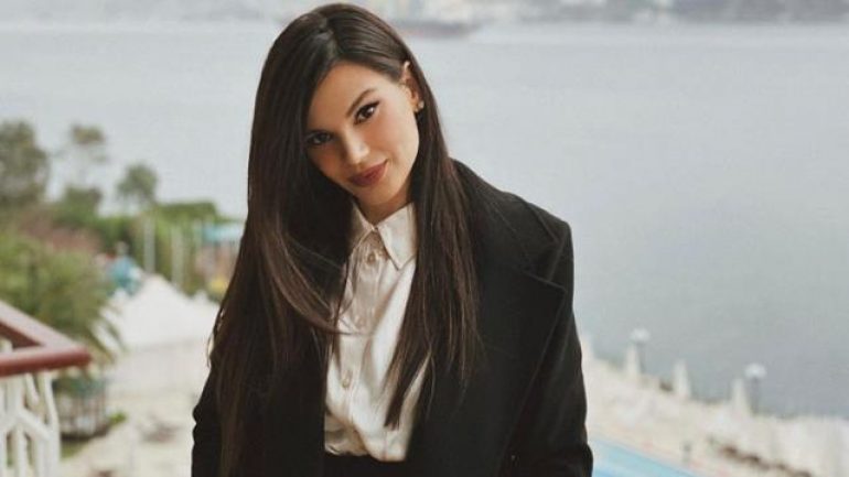 Almeda Abazi’den, karnı burnunda poz