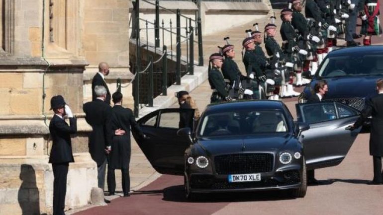 Prens Philip’i son yolculuğuna uğurlanıyor