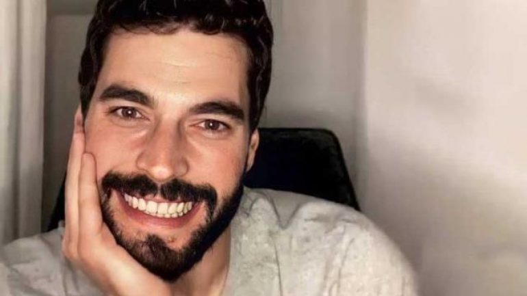 Akın Akınözü, SMA hastası bebek için uğurlu eşyasını bağışladı