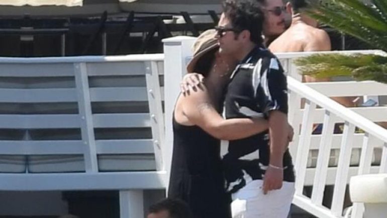 Işın Karaca aşka geldi! Sevgilisi Can Yapıcıoğlu’nu öpücüklere boğdu