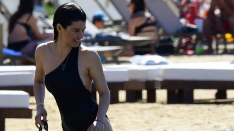 Beren Saat giydi, siyah mayonun satışları patladı