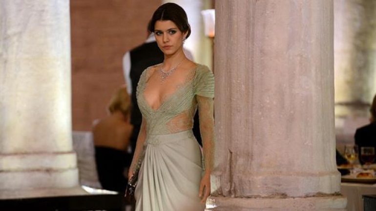 Beren Saat’ten bikinili tatil pozu