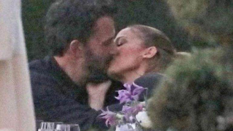 Jennifer Lopez ve Ben Affleck dudak dudağa