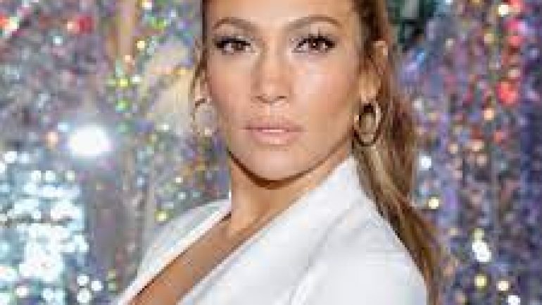 Zamana meydan okuyan JLO, küvette poz verdi