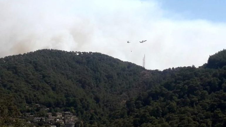 Marmaris’te canlanan alevler Datça karayolu ulaşıma kapattı
