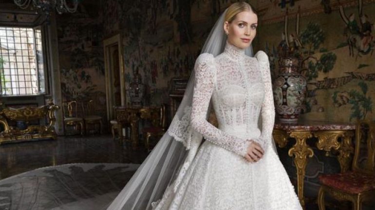 Prenses Diana’nın yeğeni Lady Kitty Spencer, düğününde defile yaptı!