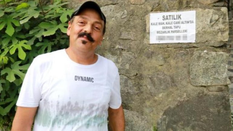 Darboğaza giren tiyatrocu mezar yerini satışa çıkardı