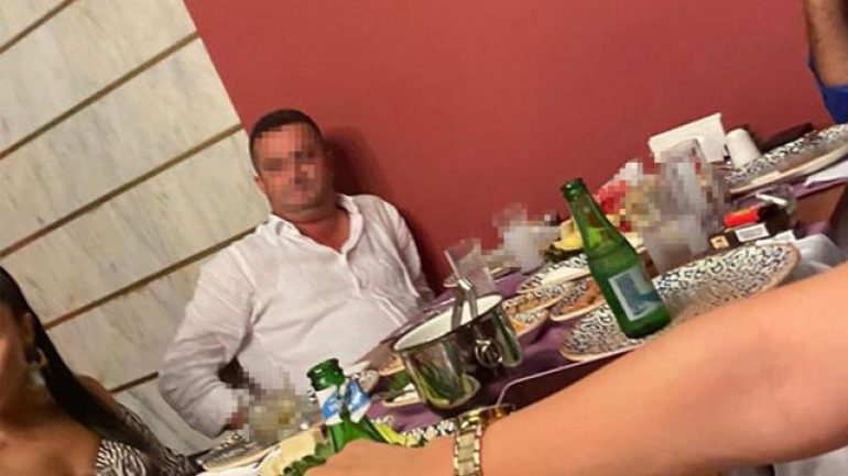 Ağır ceza hakimi, beraat verdiği sanıkla içki masasında eğlencenin dibine vurdu