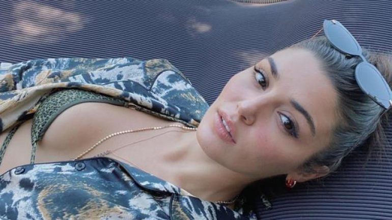 Hande Erçel tatilde! Bikinili pozların beğeni yağmuru