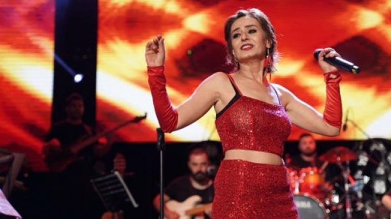 Aşı karşıtı Yıldız Tilbe’ye Kıbrıs’ta konser iptali şoku!